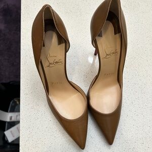 Christian Louboutin taupe pump